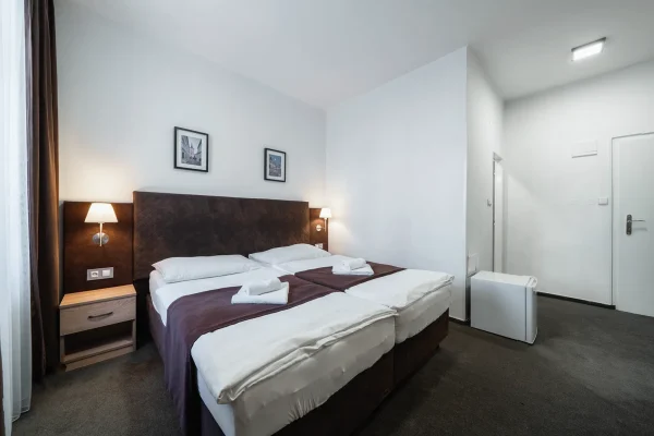 penzion-homer-slany-ubytovani-levne-nedaleko-prahy-noir-hotels-dvouluzkovy-pokoj