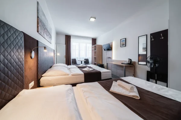 penzion-homer-slany-ubytovani-levne-nedaleko-prahy-noir-hotels-triluzkovy-pokoj