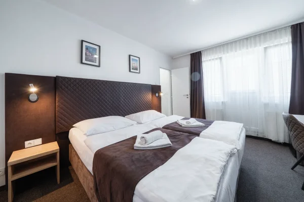 penzion-homer-slany-ubytovani-levne-nedaleko-prahy-noir-hotels-dvouluzkovy-pokoj-s-terasou