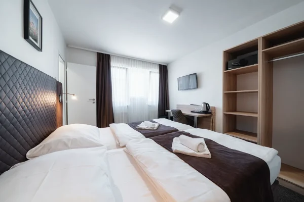 penzion-homer-slany-ubytovani-levne-nedaleko-prahy-noir-hotels-dvouluzkovy-pokoj-s-terasou