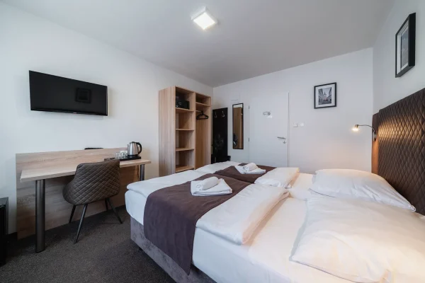 penzion-homer-slany-ubytovani-levne-nedaleko-prahy-noir-hotels-dvouluzkovy-pokoj-s-terasou