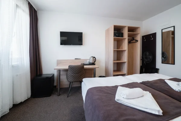 penzion-homer-slany-ubytovani-levne-nedaleko-prahy-noir-hotels-dvouluzkovy-pokoj-s-terasou