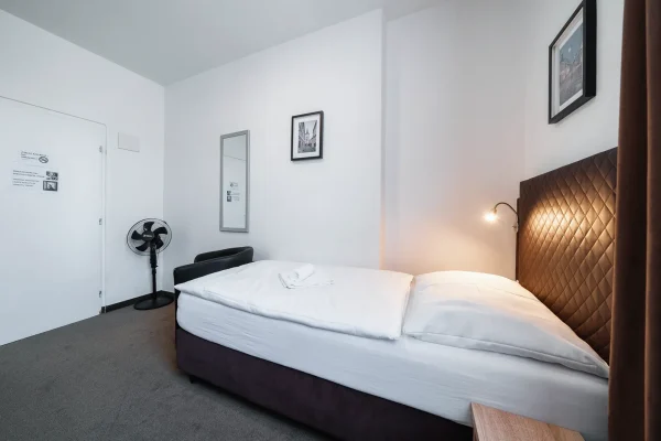penzion-homer-slany-ubytovani-levne-nedaleko-prahy-noir-hotels-jednoluzkovy-pokoj