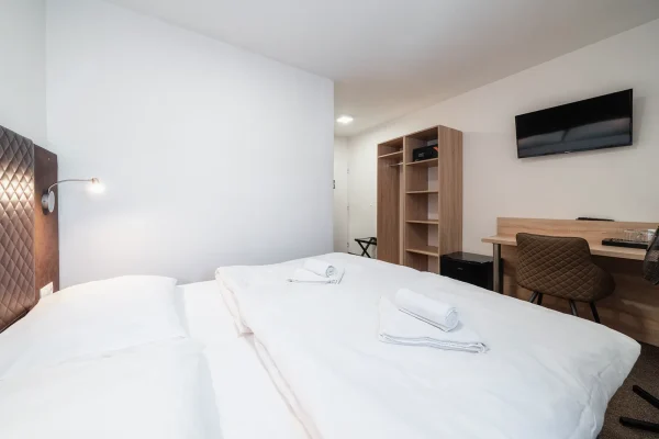 penzion-homer-slany-ubytovani-levne-nedaleko-prahy-noir-hotels-dvouluzkovy-pokoj