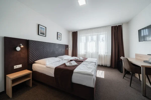 penzion-homer-slany-ubytovani-levne-nedaleko-prahy-noir-hotels-dvouluzkovy-pokoj-s-terasou