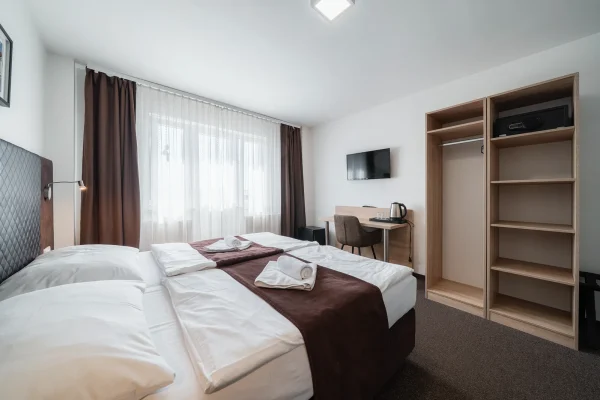 penzion-homer-slany-ubytovani-levne-nedaleko-prahy-noir-hotels-dvouluzkovy-pokoj-s-terasou