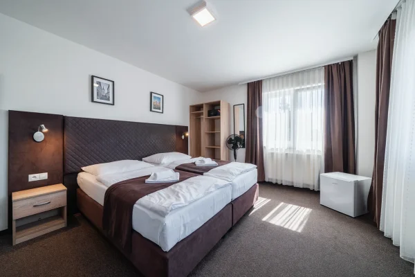 penzion-homer-slany-ubytovani-levne-nedaleko-prahy-noir-hotels-dvouluzkovy-pokoj-s-terasou