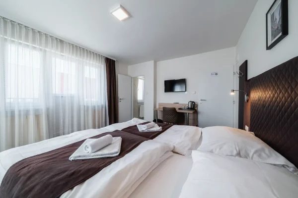penzion-homer-slany-ubytovani-levne-nedaleko-prahy-noir-hotels-dvouluzkovy-pokoj-s-terasou