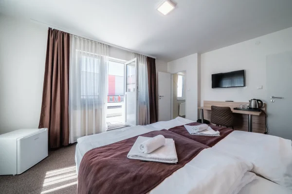 penzion-homer-slany-ubytovani-levne-nedaleko-prahy-noir-hotels-dvouluzkovy-pokoj-s-terasou