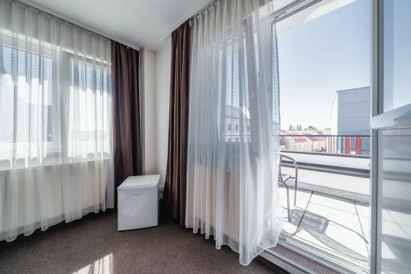 penzion-homer-slany-ubytovani-levne-nedaleko-prahy-noir-hotels-dvouluzkovy-pokoj-s-terasou